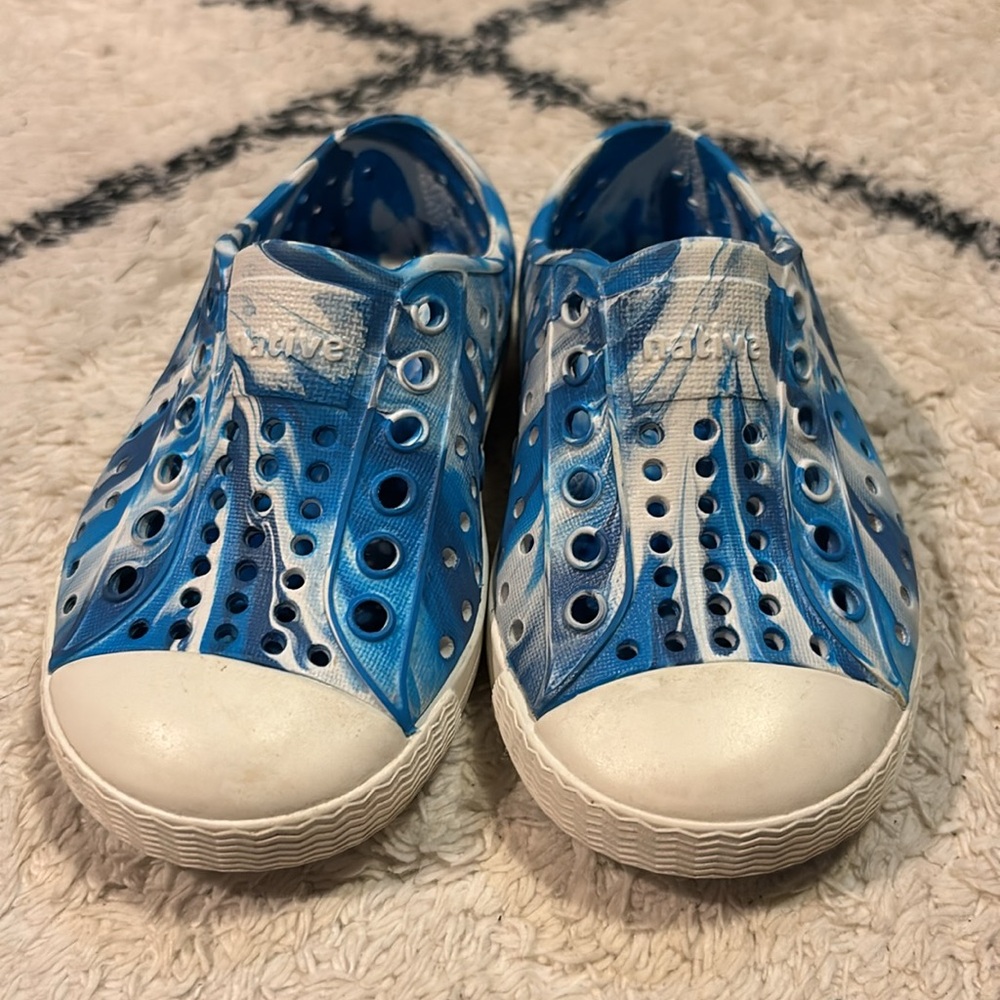 NATIVE YOUTH Jefferson Kids Blue and White Water Shoes size 5c